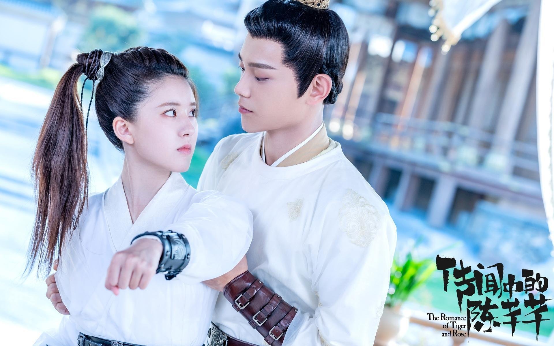 詹姆斯与教练组赛前研究战术部署，詹姆斯 教练